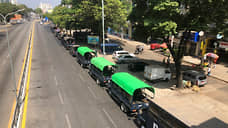 Полицейские грузовики на улицах Янгона