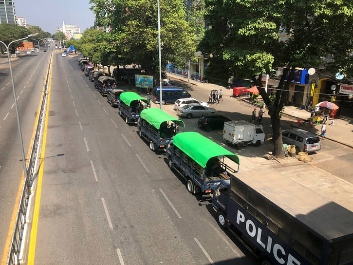 Полицейские грузовики на улицах Янгона