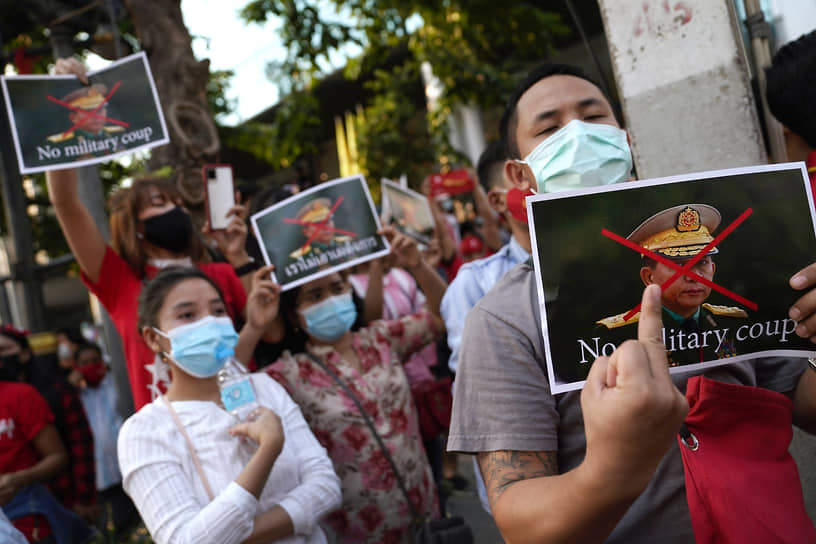 Сторонники партии НЛД возле посольства Мьянмы в Тайланде