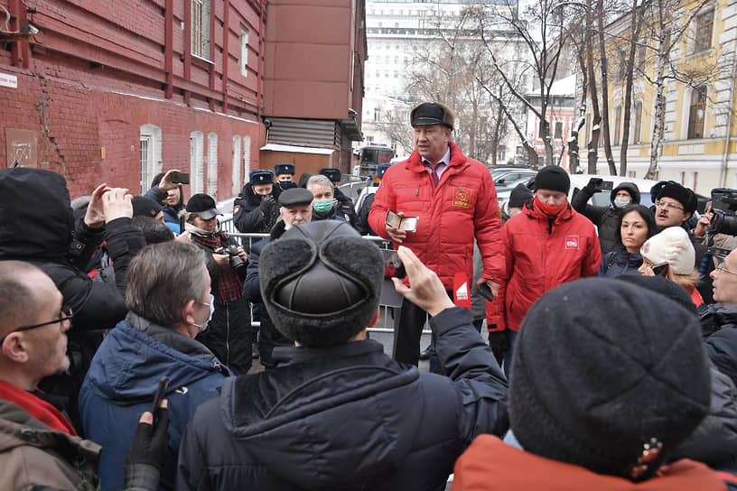 Депутаты от КПРФ Валерий Рашкин (в центре) и Денис Парфенов (справа) провели свою встречу с избирателями как небольшой митинг у здания Мосгоризбиркома