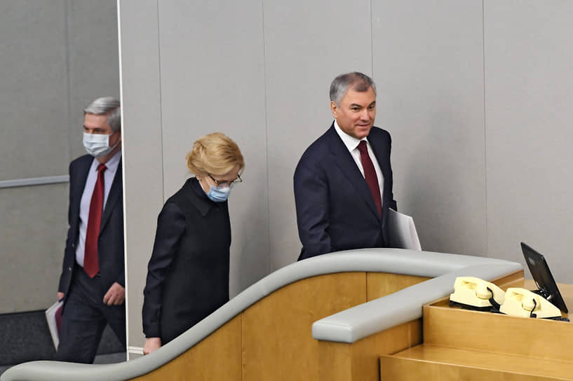 Справа налево: председатель Госдумы Вячеслав Володин, зампредседателя Госдумы Ирина Яровая и первый зампредседателя Госдумы Иван Мельников во время заседания