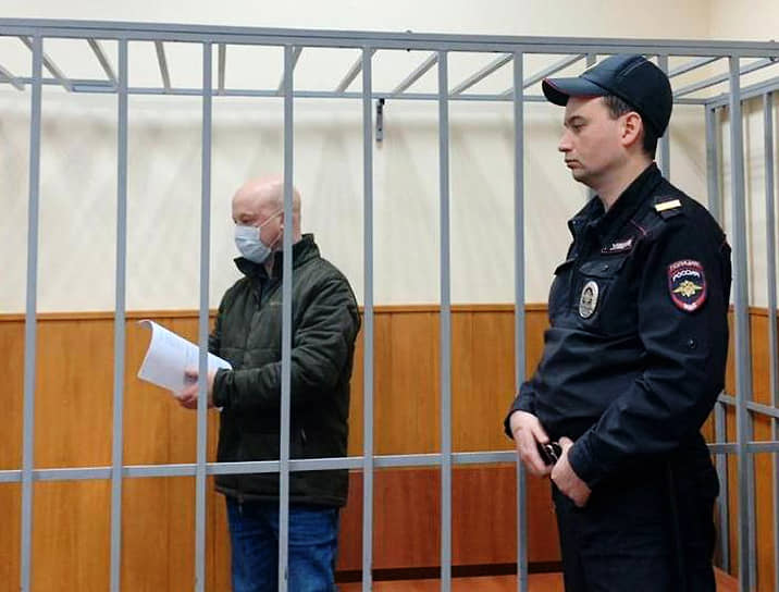 На какую именно благодарность рассчитывали генерал-майоры Александр Бирюков (на фото слева) и Александр Краковский, по словам их адвокатов, в уголовном деле не сказано
