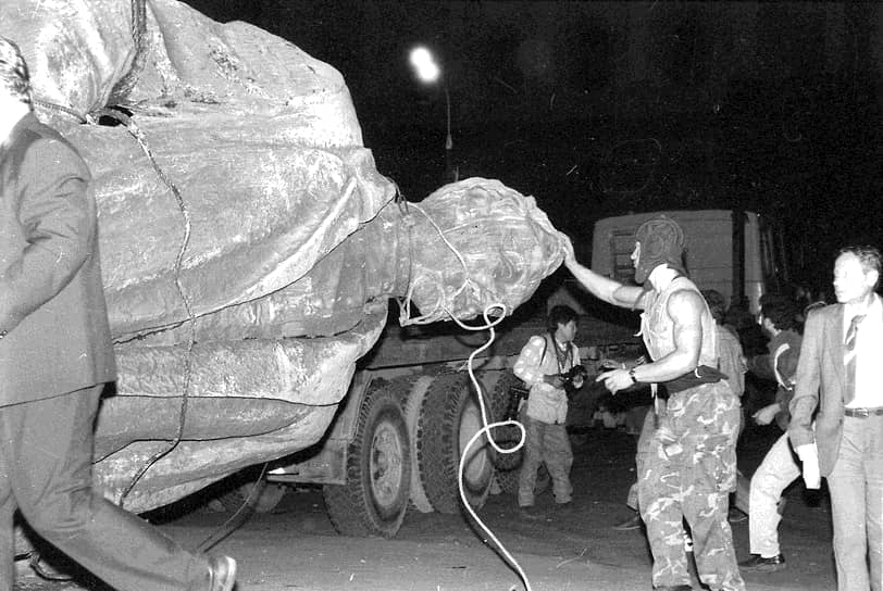 Демонтаж памятника наркому внутренних дел Феликсу Дзержинскому на Лубянской площади в 1991 году