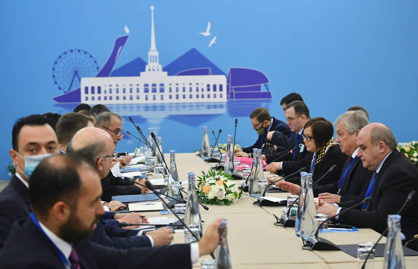 Переговоры российской (справа) и турецкой делегаций в рамках XV Международной встречи по Сирии в «астанинском формате»