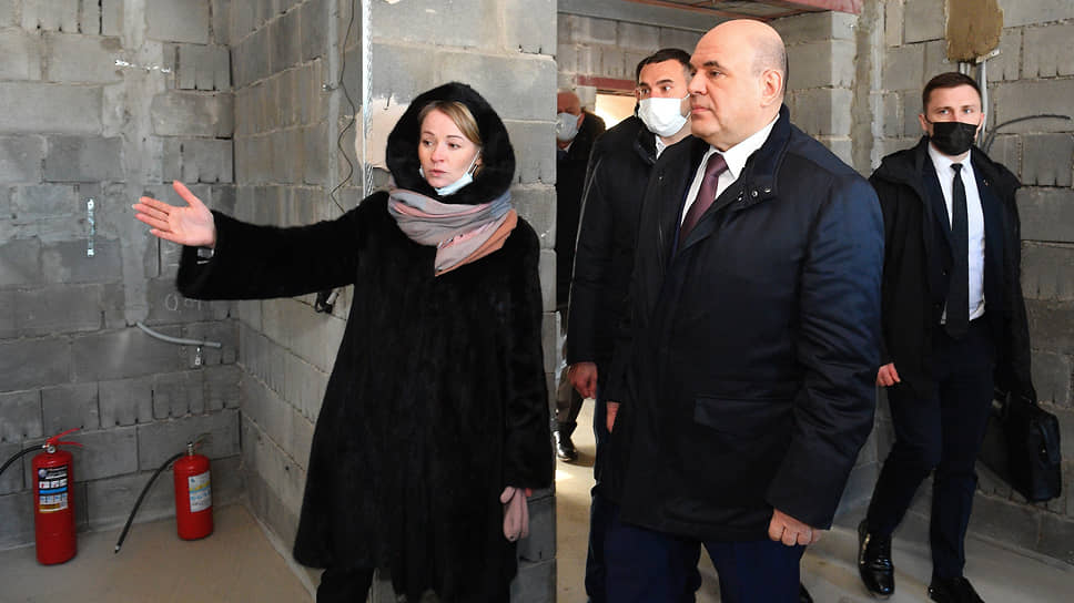 Председатель правительства России Михаил Мишустин (в центре) в деревне Борисовичи Псковского района