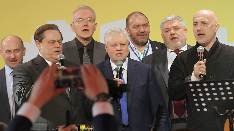 Геннадий Семигин, Сергей Миронов и Захар Прилепин (слева направо в первом ряду) уверены, что в их совместной думской кампании не будет фальшивых нот