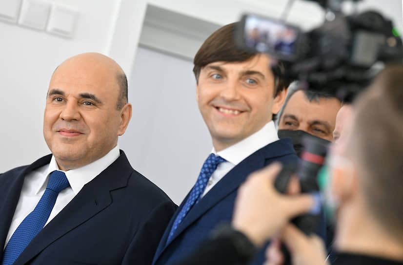 Председатель правительства России Михаил Мишустин (слева) и министр просвещения России Сергей Кравцов