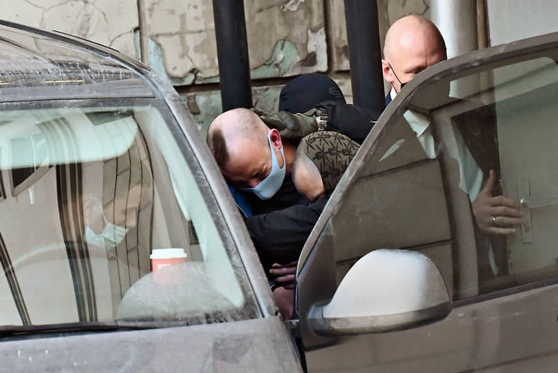 Ивана Сафронова под усиленной охраной доставили в суд, где ему продлили арест до мая