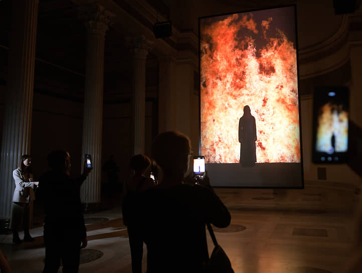 Видеоарт Билла Виолы с его пламенными приветами старому искусству чувствует себя в традиционном музее как дома