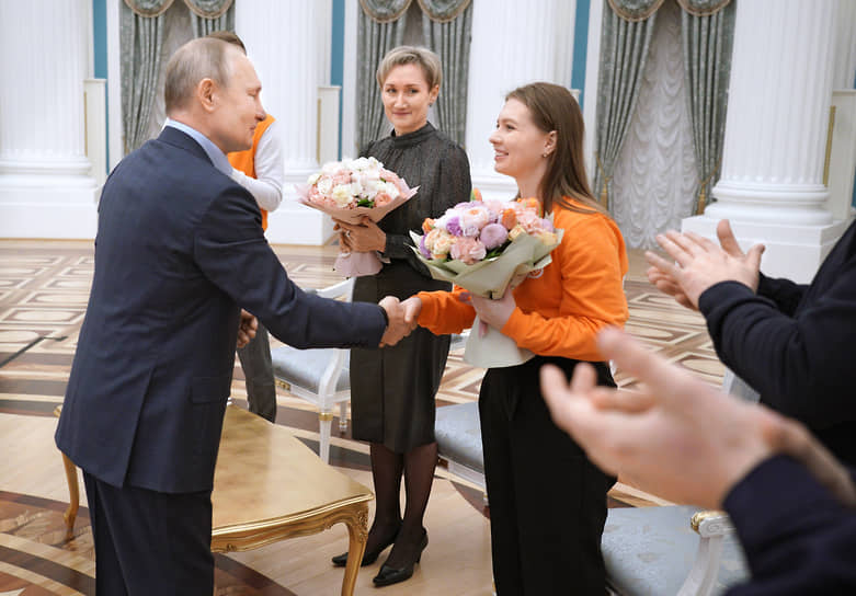 Владимир Путин подарил девушкам предпраздничные букеты. Все тут были в чистой зоне