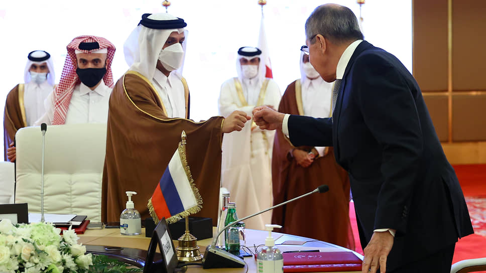 Министр иностранных дел России Сергей Лавров (справа) и министр иностранных дел Катара Мухаммед бен Абдель Рахман Аль Тани
