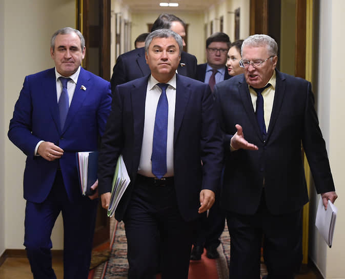 Вячеслав Володин (в центре) считает, что предложение Владимира Жириновского (справа) увеличить федеральную часть партсписков добавит устойчивости парламентским оппозиционерам