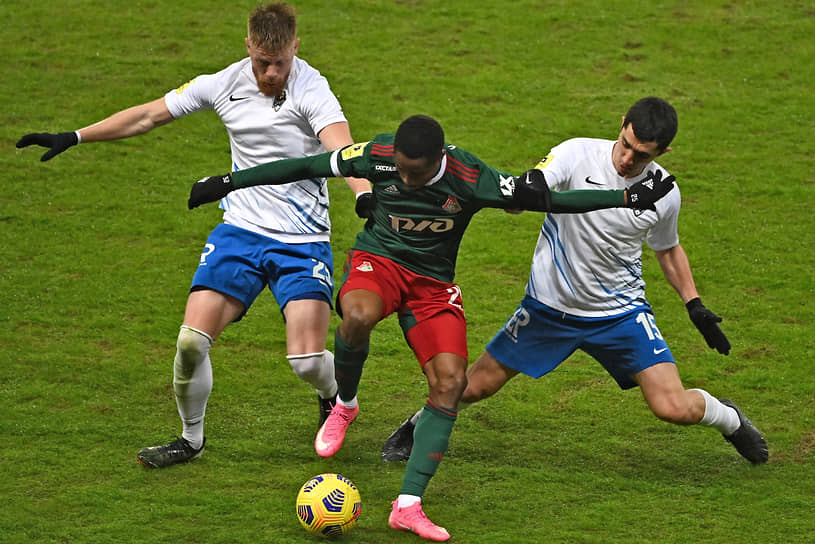 Футболисты «Сочи» не смогли сдержать нападающего «Локомотива» Франсуа Камано (в центре), который забил в их ворота два мяча