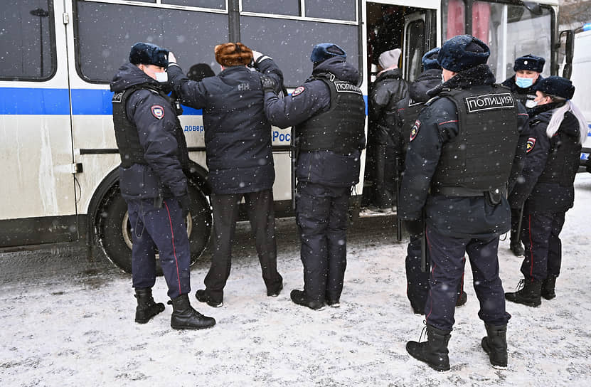 Сотрудники полиции во время задержания участников форума