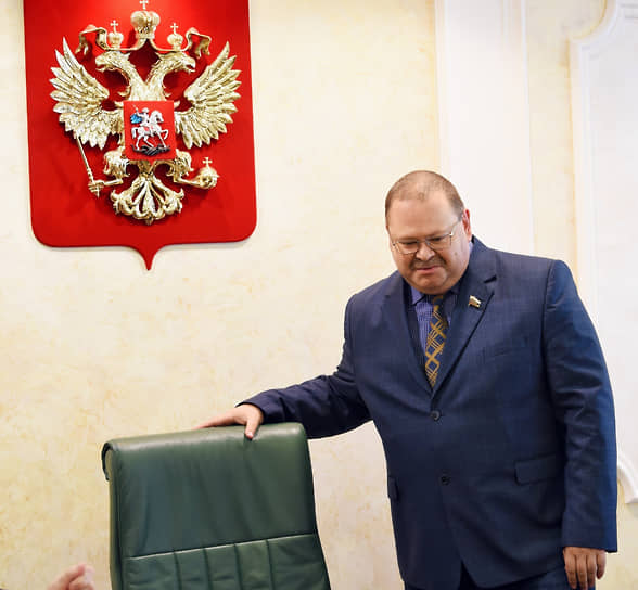 Олег Мельниченко (на фото) пересаживается из сенаторского кресла в губернаторское