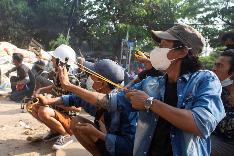 Протестующие на улицах Янгона