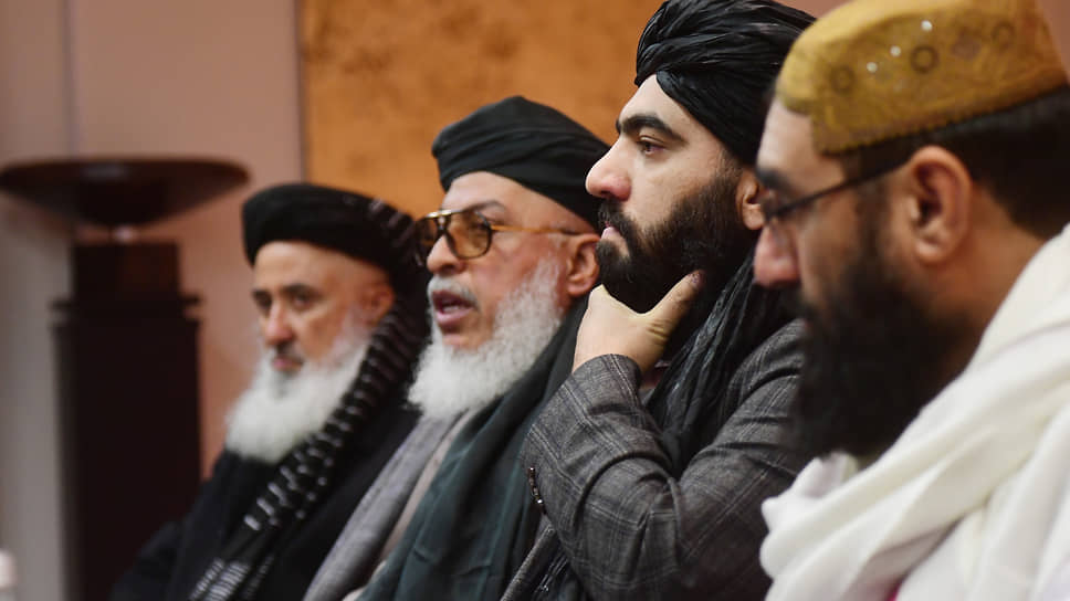 Руководитель политофиса «Талибана» Шер Мохаммад Аббас Станакзай (второй слева) во время пресс-конференции