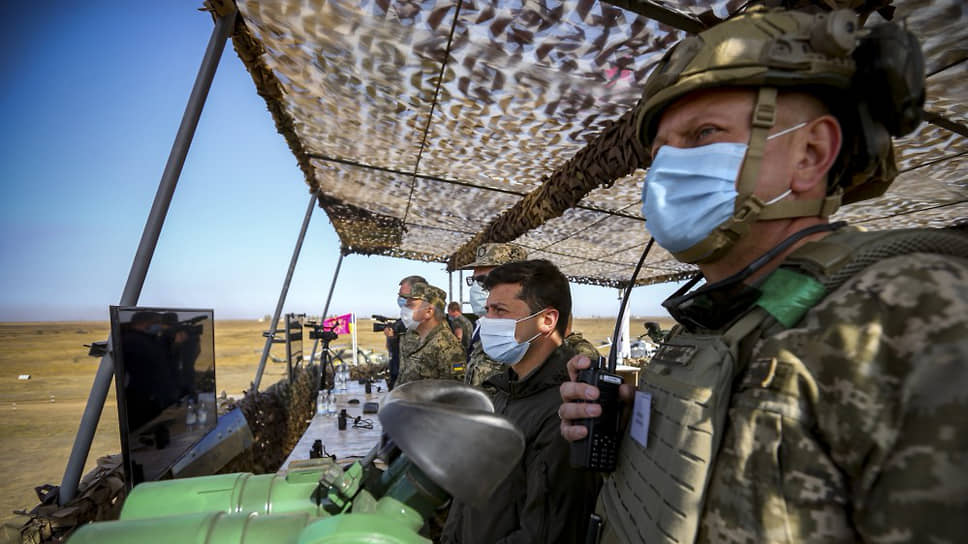 Президент Украины Владимир Зеленский (в маске, но без каски) с тревогой смотрит в сторону Донбасса, зато с надеждой — в сторону НАТО