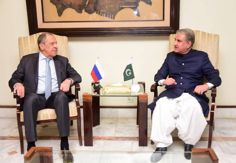 Сергей Лавров не был в Исламабаде целых девять лет, встречаясь со своим пакистанским коллегой Шахом Махмудом Куреши (справа) лишь на международных мероприятиях. На сей раз они смогут обсудить все накопившиеся вопросы