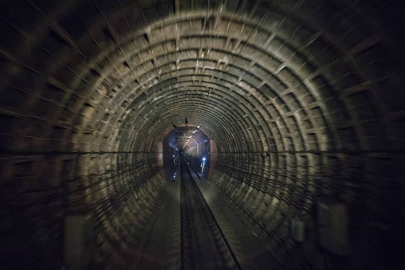 Северомуйский тоннель по протяженности является самым длинным железнодорожным тоннелем в России, его длина составляет 15343 м