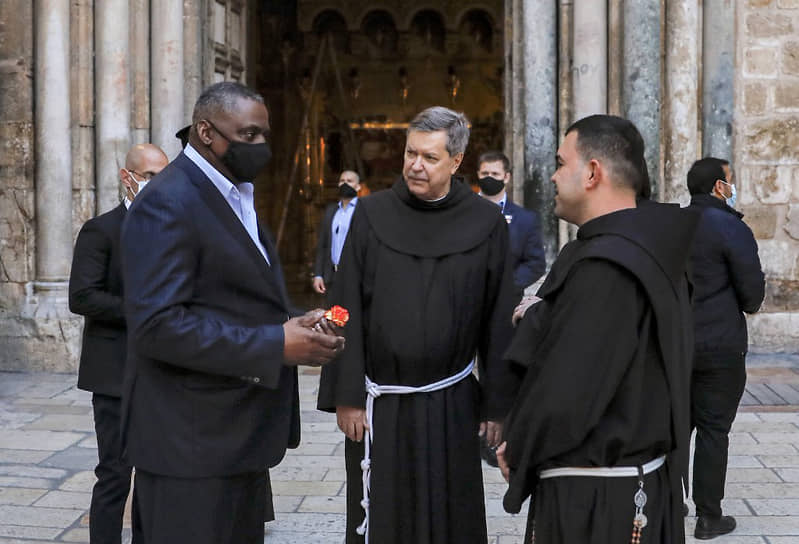 Глава Пентагона Ллойд Остин (слева) беседует с монахами-францисканцами в Иерусалиме