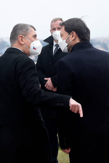 Премьер-министр Словакии Эдуард Хегер (справа) и его чешский коллега Андрей Бабиш среди прочих тем обсудили подходы к борьбе с пандемией коронавируса и отношение к российской вакцине «Спутник V»