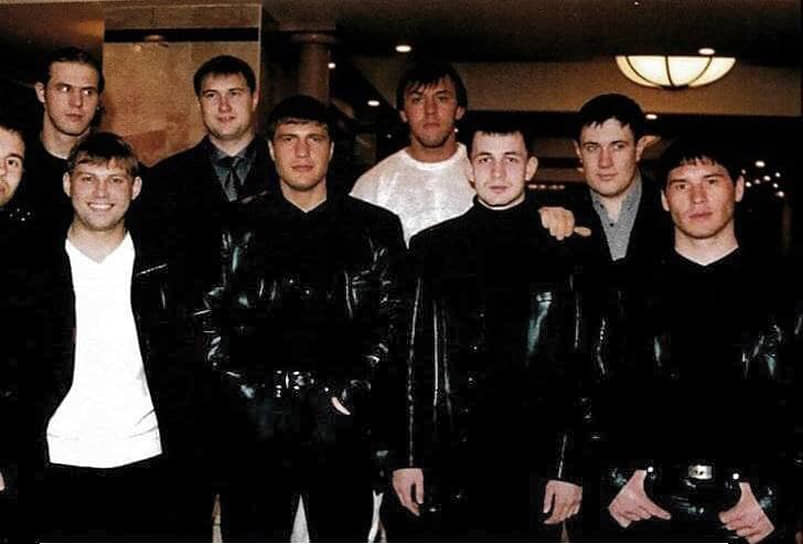 Дмитрий Лесняков (крайний слева во втором ряду), Дмитрий Завьялов (в белой футболке), Михаил Пуртов (второй слева в первом ряду). Фото 2001 года