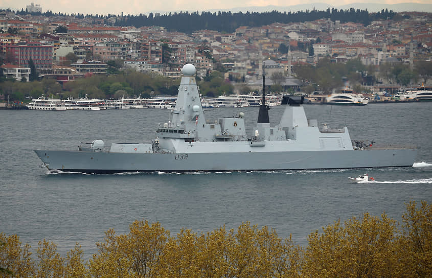 Эскадренный миноносец типа 45 Британского Королевского флота в Босфоре в апреля 2017 года