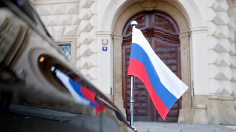 На Москву обрушился пражский град / Союзники Чехии начали присоединяться к ее беспрецедентному конфликту с Россией