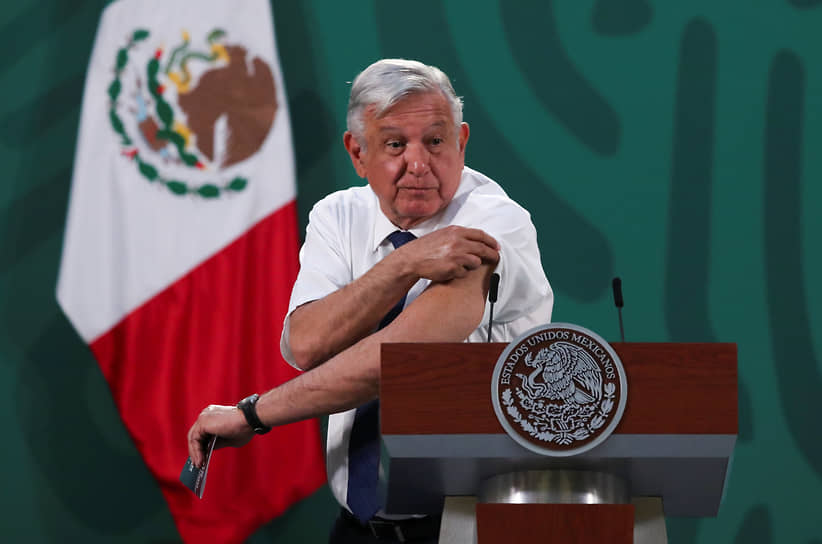 Президент Мексики Андрес Мануэль Лопес Обрадор публично привился вакциной AstraZeneca. «Мне не было больно, вакцина очень помогает»,— сказал он сразу после укола
