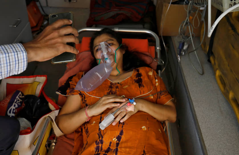 В Индию, оказавшуюся под ударом мощной волны заражений коронавирусом, уже прибывает российская помощь, в том числе оборудование для выработки кислорода, аппараты ИВЛ, медицинские мониторы