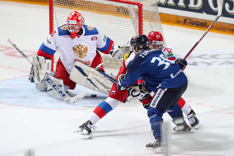 Поражение от сборной Финляндии (в синей форме — Теему Турунен) оказалось первым в нынешнем сезоне для российской команды