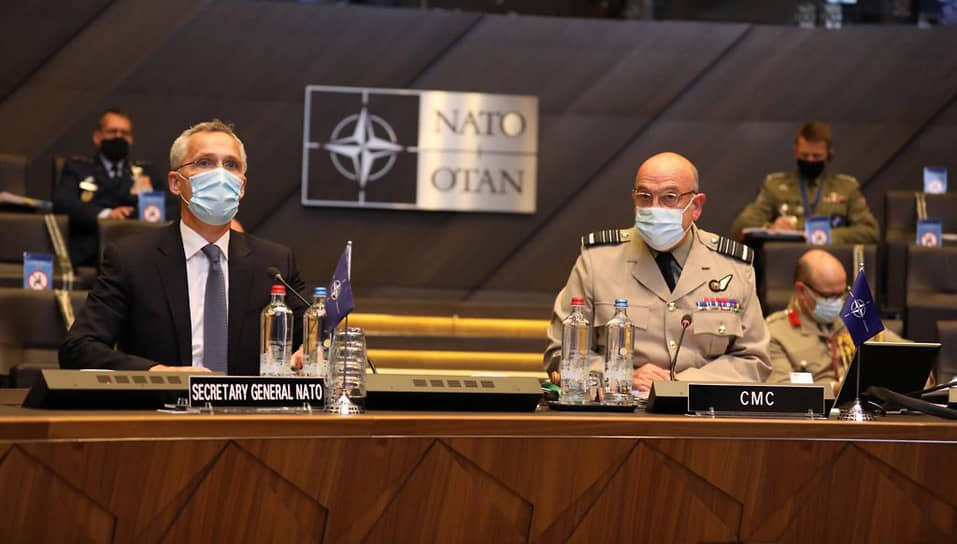 Генсек НАТО Йенс Столтенберг (слева) и глава Военного комитета НАТО Стюарт Пич