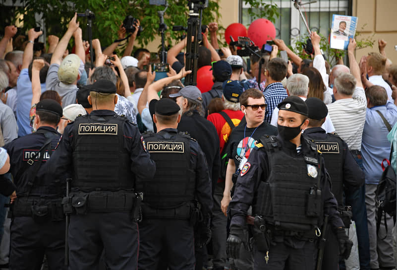 Сторонники движения «За новый социализм» и сотрудники полиции у здания суда