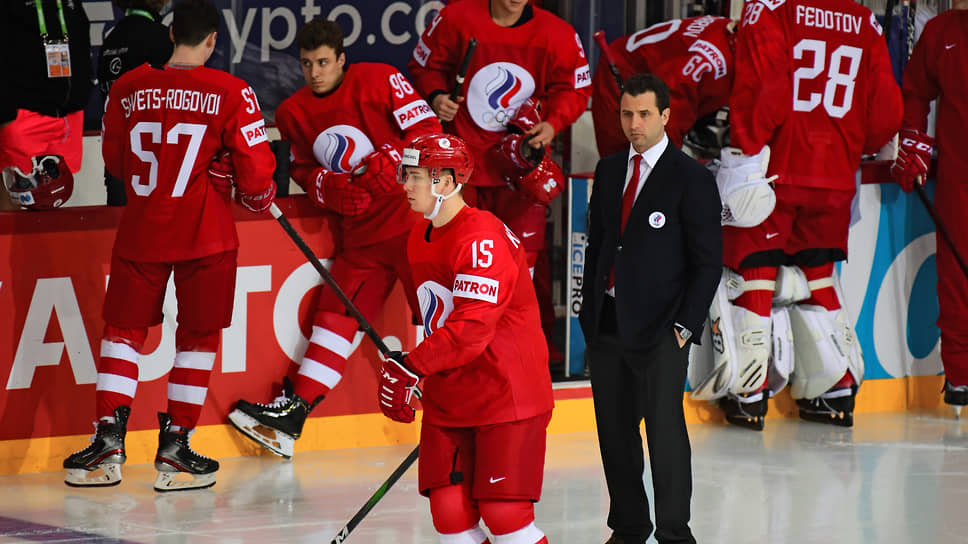 Сборная России (в центре — глава штаба национальной команды Роман Ротенберг) впервые за долгое время не имеет в заявке на чемпионат мира суперзвезд НХЛ
