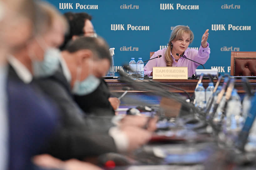 Председатель ЦИКа Элла Памфилова (на заднем плане) считает, что онлайн-голосование жителей ЛНР и ДНР потребует дополнительных усилий «Ростелекома» и Минцифры

