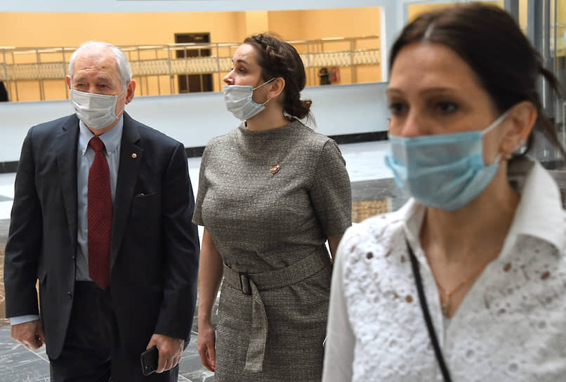 Слева направо: президент НИИ неотложной детской хирургии и травматологии Леонид Рошаль, врачи Элина Сушкевич и Елена Белая