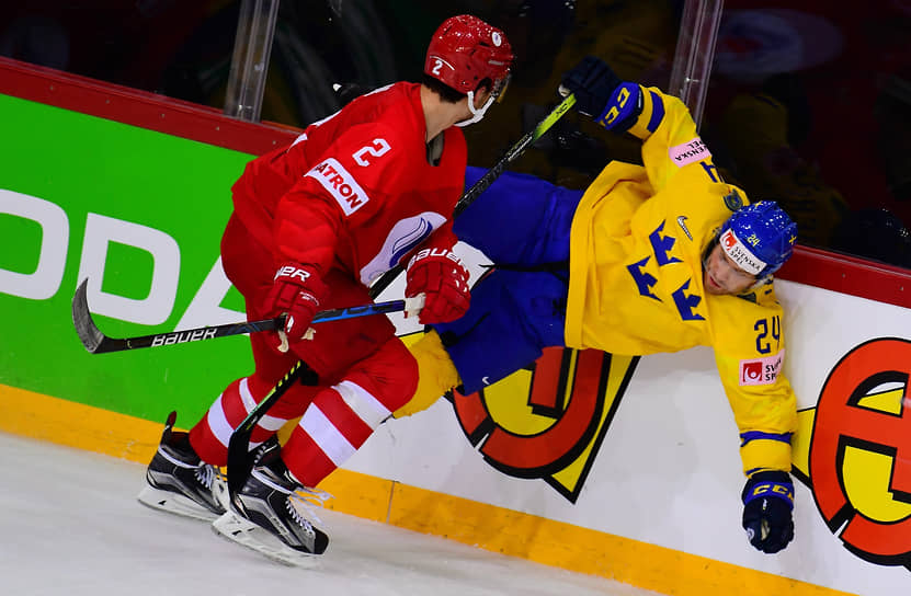 Сборная России (в красной форме — Артем Зуб) очень долго уступала в счете в матче со сборной Швеции, но добилась перелома и лишила своего соперника play-off