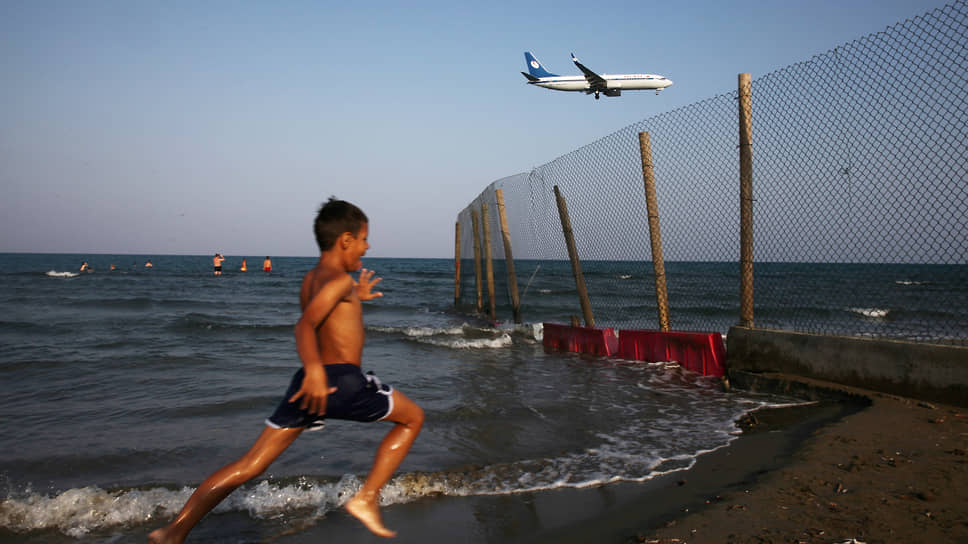 Авиакомпаниям запретили доставлять организованных туристов на Кипр и в ряд других стран