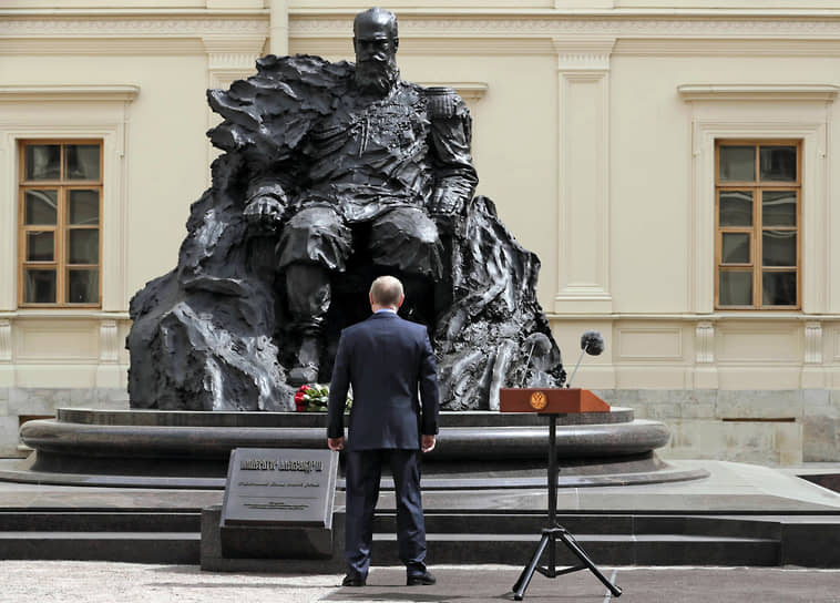 Владимир Путин считает, что памятник императору получился просто супер
