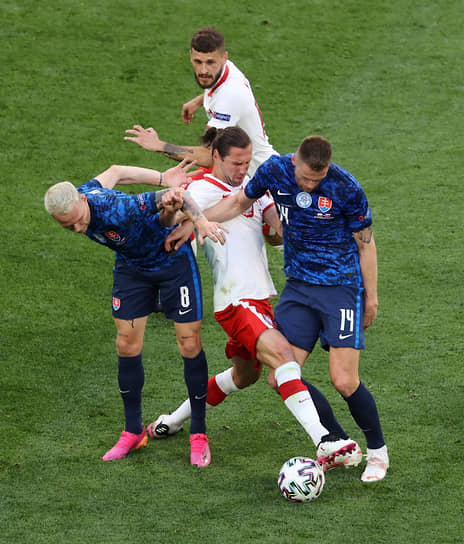 Удаление полузащитника сборной Польши Гжегожа Крыховяка (в центре) во многом предопределило поражение его команды