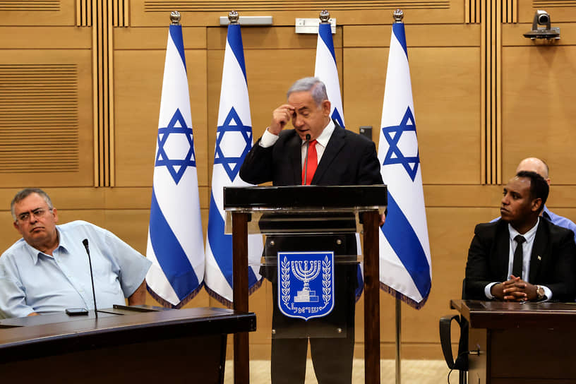 Бывший премьер-министр Израиля Биньямин Нетаньяху (справа)