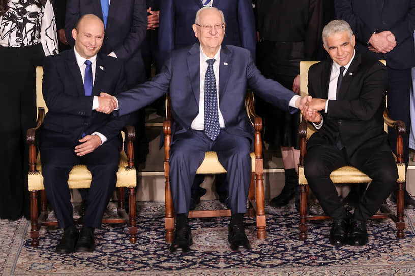 Слева направо: премьер-министр Израиля Нафтали Беннет, президент Израиля Реувен Ривлин и министр иностранных дел Яир Лапид