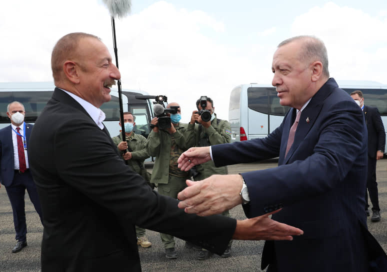 Выйдя к прессе после переговоров с Реджепом Тайипом Эрдоганом (справа), Ильхам Алиев назвал Турцию самой близкой Азербайджану страной, отношения с которой служат примером «уникального союзничества, сотрудничества»