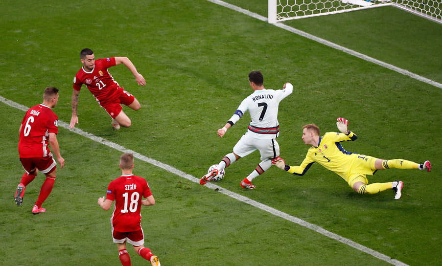 Нападающий сборной Португалии Криштиану Роналду (№7) сделал дубль в матче с венграми и с 11 голами стал лучшим бомбардиром в истории чемпионатов Европы
