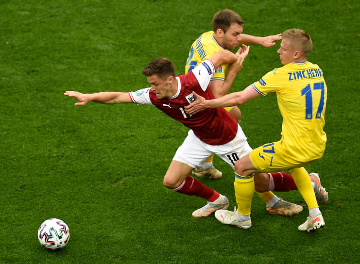 Гол Кристофа Баумгартнера (в центре) в ворота сборной Украины вывел Австрию в play-off чемпионата Европы