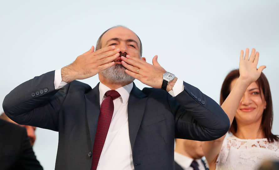 И. о. премьер-министра Армении Никол Пашинян на митинге своих сторонников после выборов