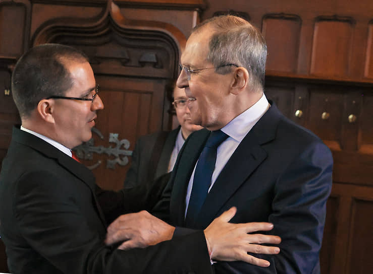 Министр иностранных дел Венесуэлы Хорхе Арреас (слева) и министр иностранных дел России Сергей Лавров