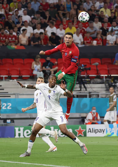 Сборной Португалии (в красно-зеленой форме Криштиану Роналду), чтобы защитить титул чемпиона Европы, придется выигрывать исключительно у грандов
