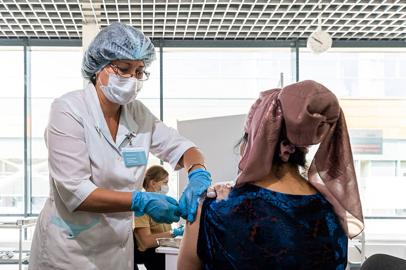 Московские власти распорядились, чтобы за вакцинацию мигрантов заплатили работодатели